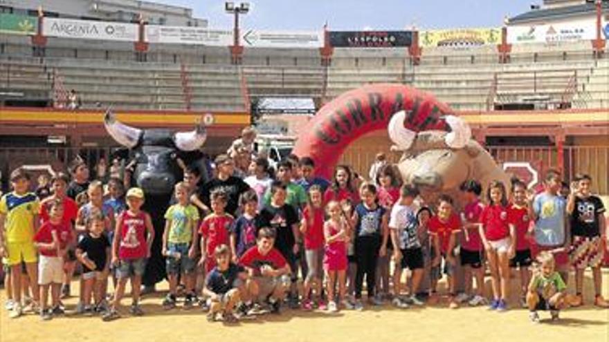 LOS NIÑOS DE VALL D’ALBA CORREN JUNTO A LOS TOROS