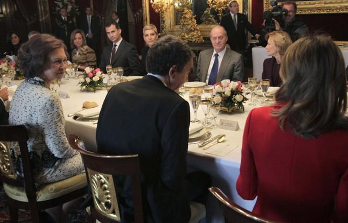 El Rei presideix la taula durant el dinar de comiat del Govern en funcions. El Rei presideix la taula durant el dinar de comiat del Govern en funcions.