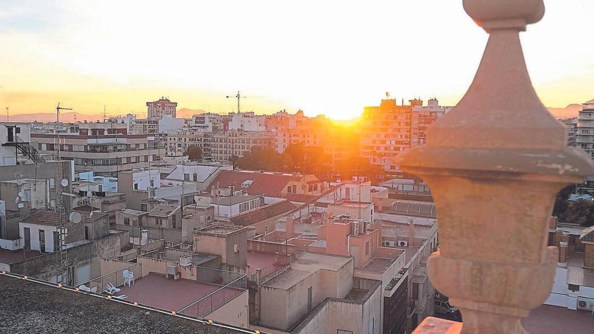 Una panorámica del centro de la ciudad de Elche al atardecer, en una imagen de archivo