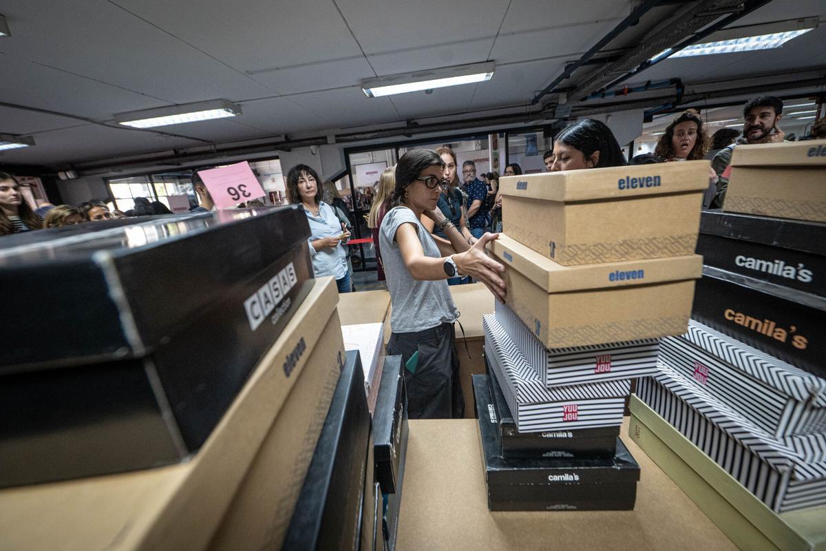 Ambiente en el outlet efímero de la cadena de zapaterías Casas, que ofrece descuentos en marcas como Converse, Aro o Camper, en Barcelona, el 22 de octubre de 2025.