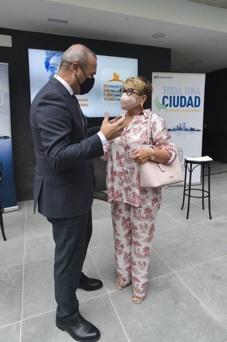 Augusto Hidalgo con María Salud Gil, presidenta de los constructores