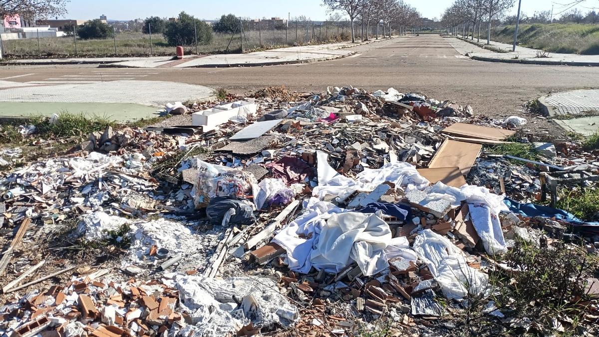 Una de las escombreras ilegales localizadas en la zona de El Torillo.