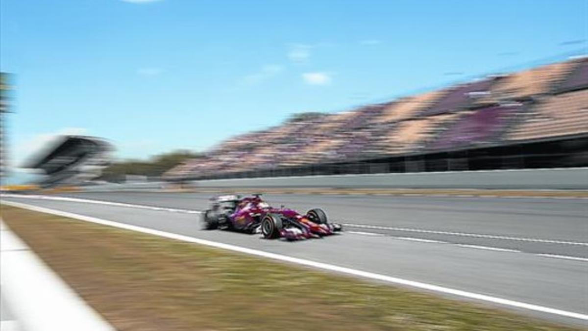 Vettel se incorpora a la pista con el Ferrari, tras una parada en boxes, durante la segunda sesión de entrenamientos en Montmeló, ayer.