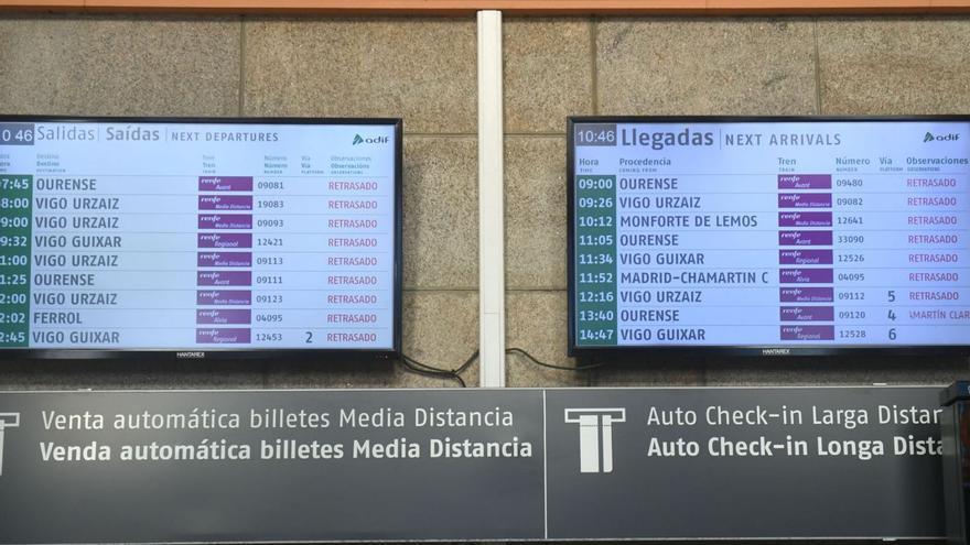 Paneles de trenes retrasados por una avería eléctrica la semana pasada en A Coruña. |  // CARLOS PARDELLAS