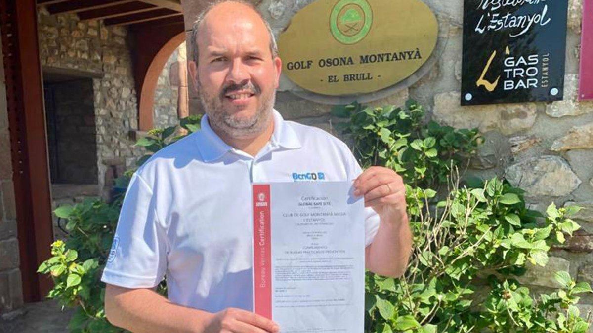 Jordi Puig, gerente de Golf Montanyà, muestra el certificado de Bureau Veritas