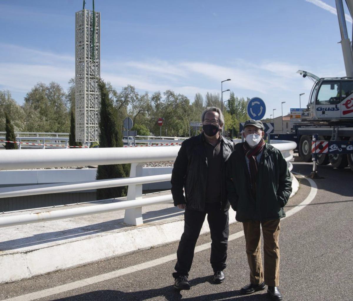 Con Guarido en la instalación del homenaje a los poetas de Coomonte. | JOSÉ LUIS FERNÁNDEZ