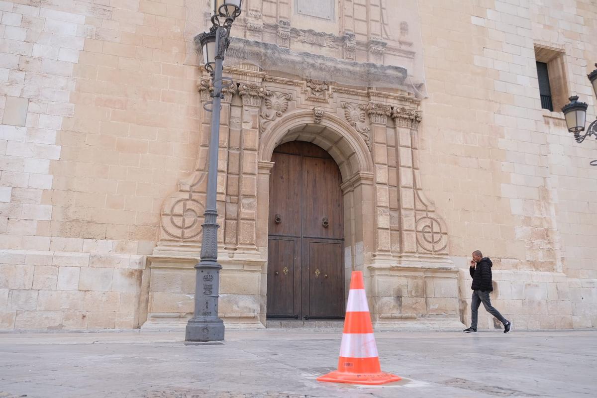 La basílica, ya sin vallas y con un cono en el lugar donde se ha producido el agujero