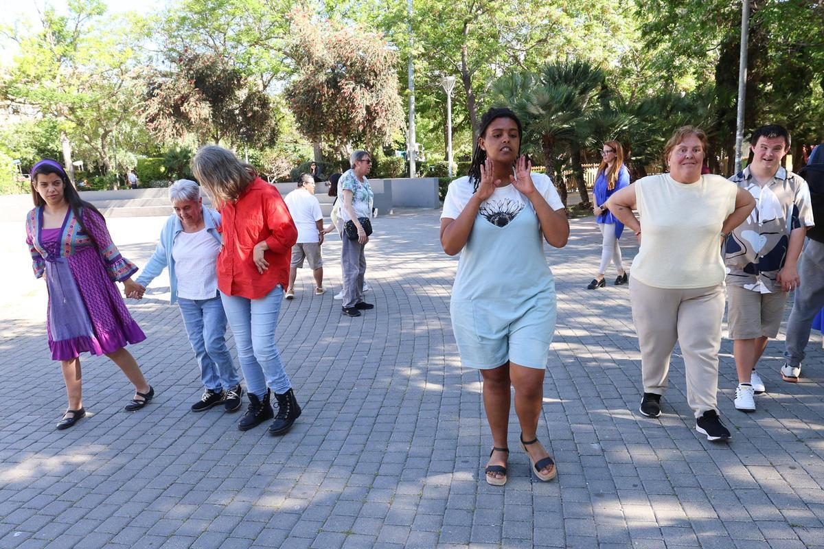Una master class de modelaje en el Parque de la Paz, en imágenes