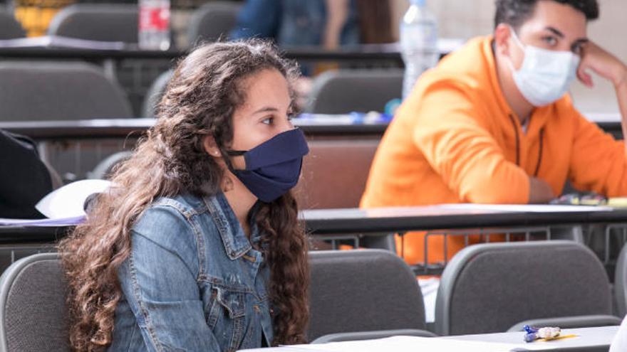 Estudiantes tinerfeños durante la EBAU.