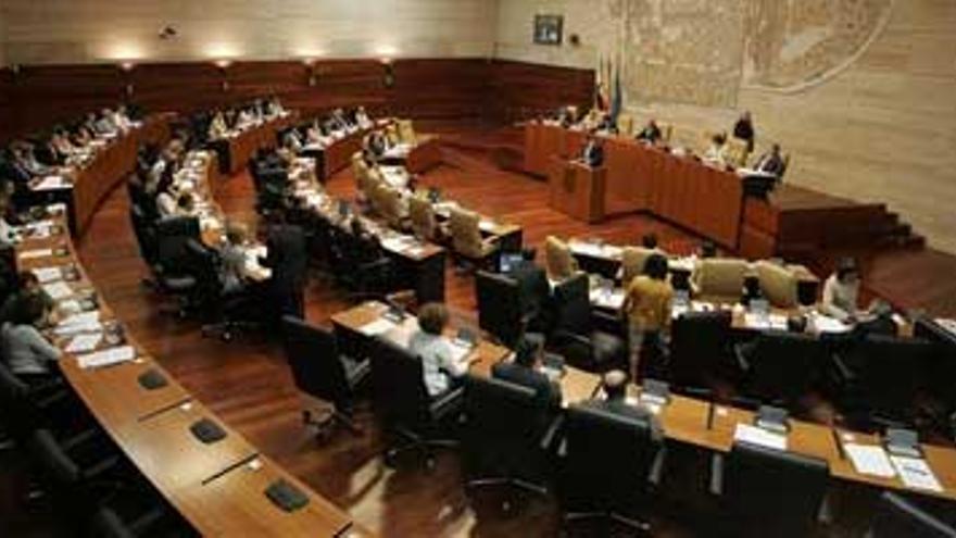 Los socialistas en la Asamblea de Extremadura aceptan tres de las 31 enmiendas del PP a los presupuestos