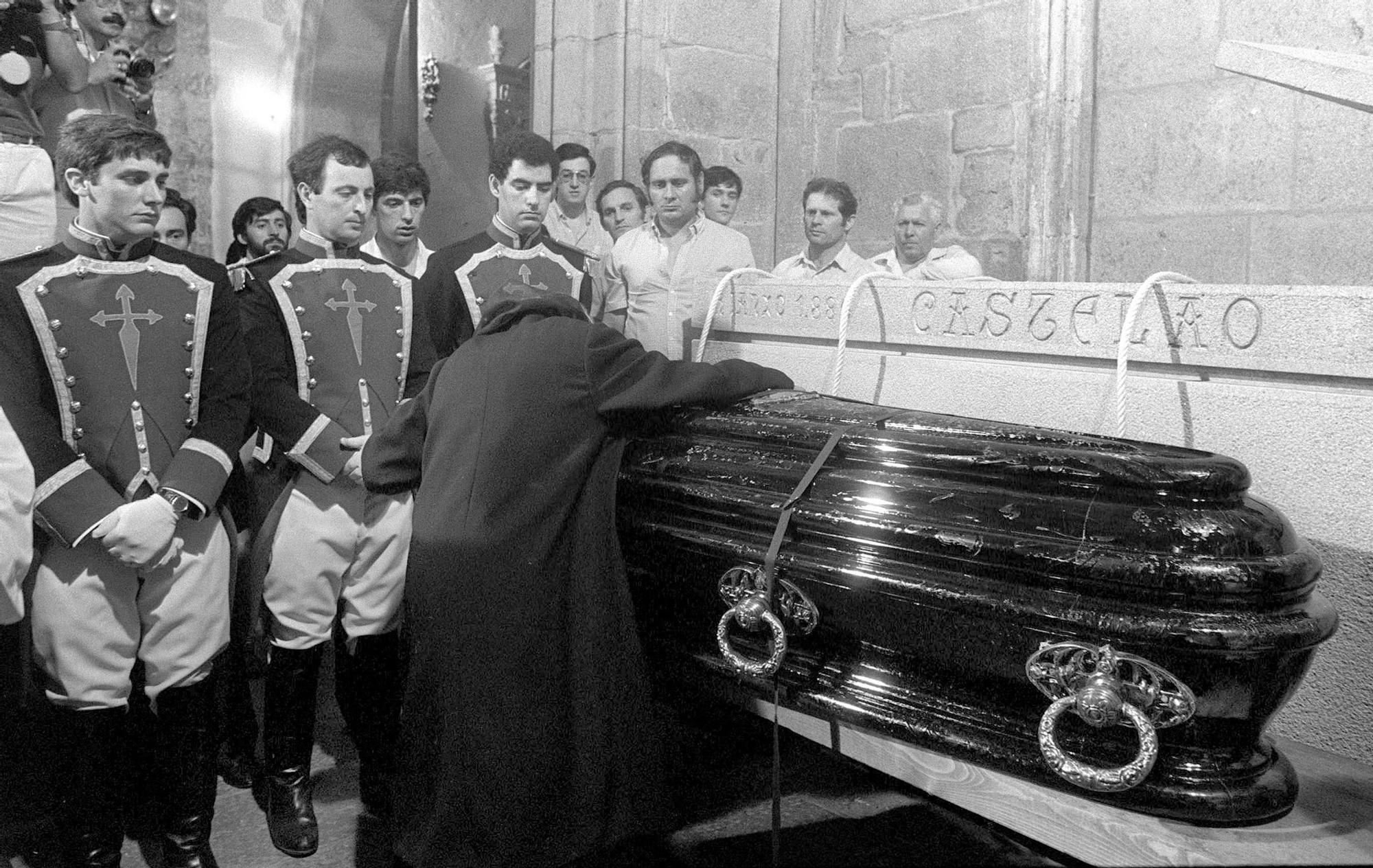 Enterramento dos restos de Alfonso Daniel Rodríguez Castelao no Panteón de Galegos Ilustres en San Domingos de Bonaval o 29 de xuño de 1984