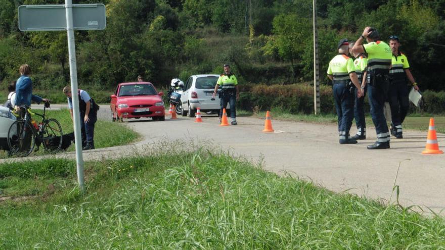 Un ciclista resulta ferit crític després de topar amb un cotxe a Santa Pau