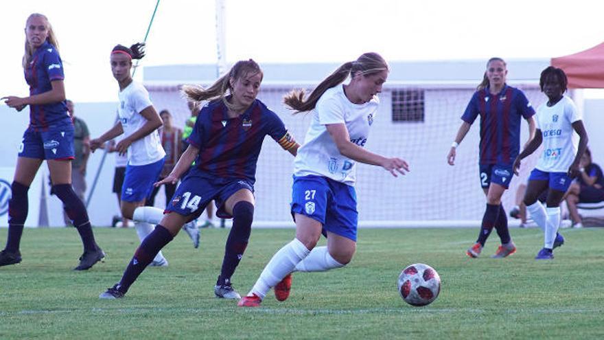 Aleksandra Zaremba intenta marcharse de Nerea Pérez (Levante), en el encuentro disputado el pasado jueves en Arguayo.