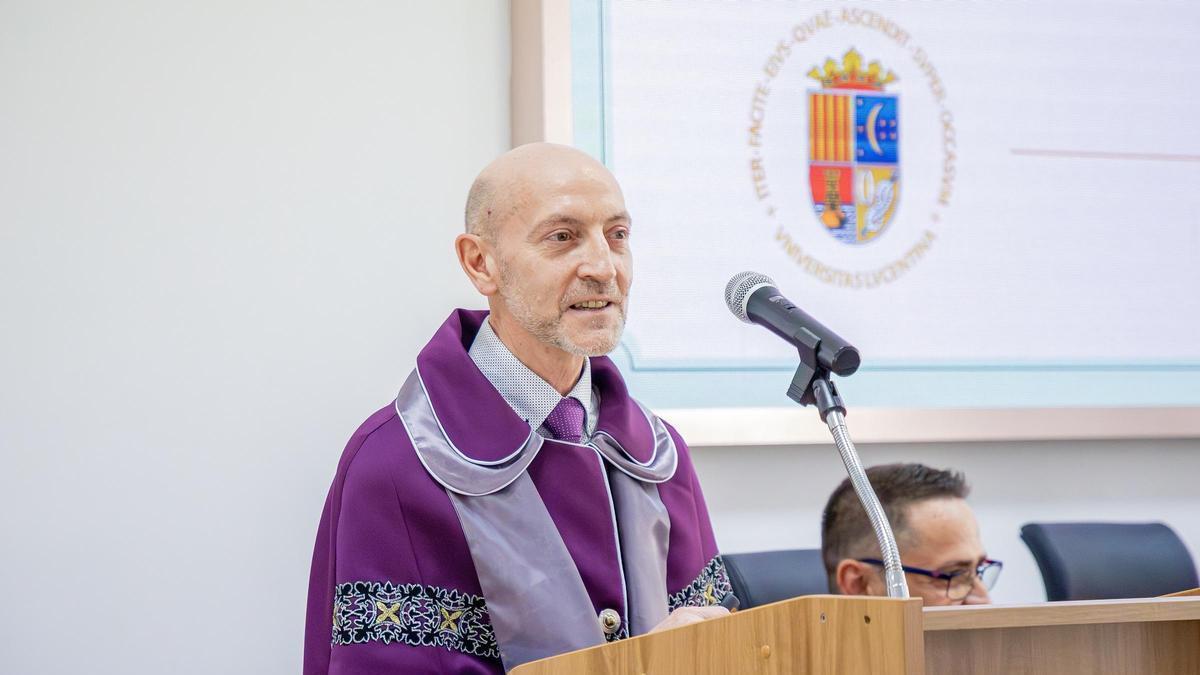 El catedrático de Química de la UA, Francisco Alonso