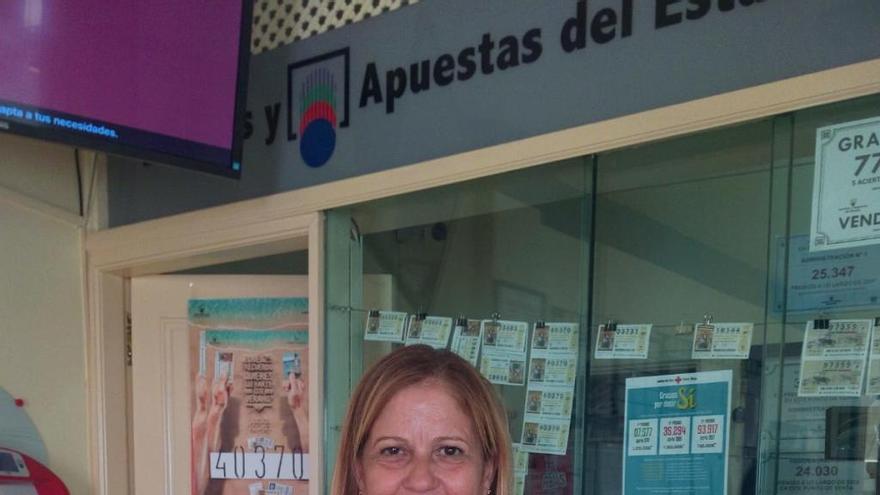 Ángela Hernández, hoy, con el cartel del segundo premio de la Lotería Nacional.
