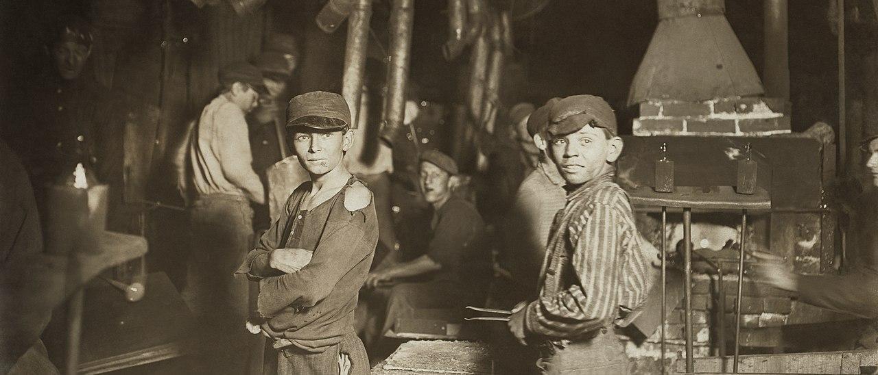 Niños trabajadores en una fábrica en Indiana, EEUU, en 1908.