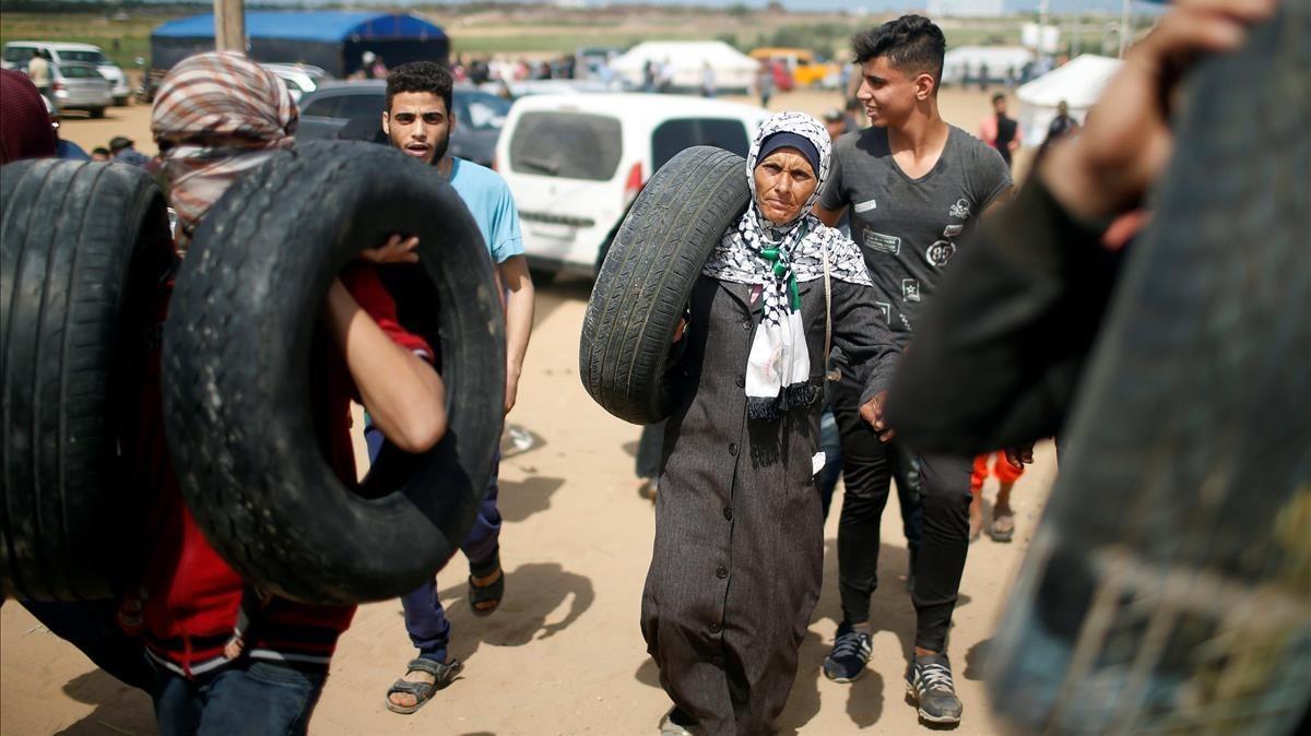 zentauroepp43323866 palestinian demonstrators carry tires during a protest again180514104450