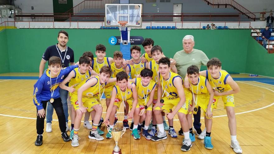 Jugadores y cuerpo técnico del Nexo 8 ETT Novobasket con la copa de campeón gallego. // FDV