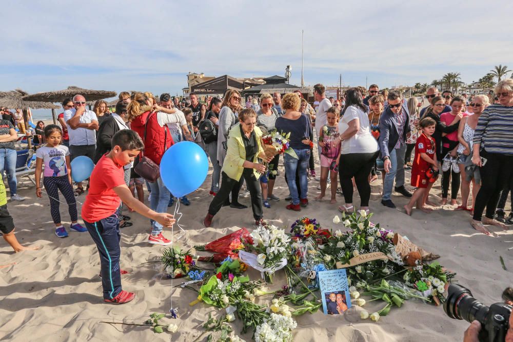 Vecinos de Orihuela Costa rinden homenaje al niño fallecido tras chocar con otro mientras jugaba