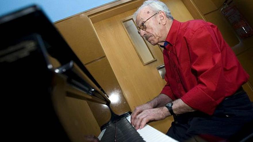 Arcadi Blasco acompañó con el piano los poemas que leyó Josep Lluís Doménech del libro editado en su honor.