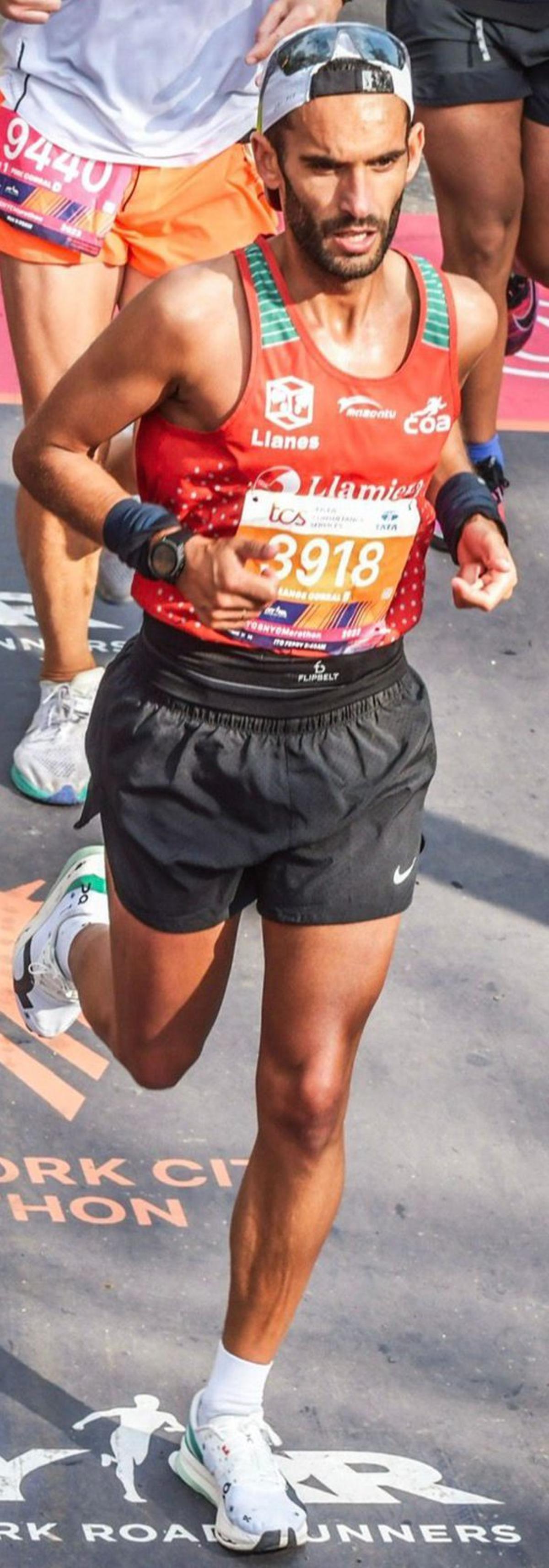 Sobre estas líneas, Esteban Amieva con todas las medallas del circuito AWMM, en la playa de Torimbia. A la derecha, el llanisco durante una prueba.