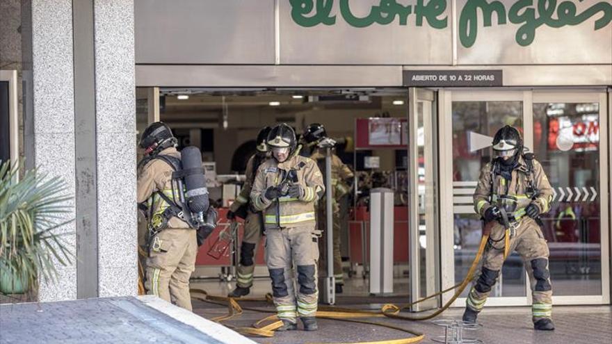 Un incendio obliga al desalojo de 3.500 personas en El Corte Inglés