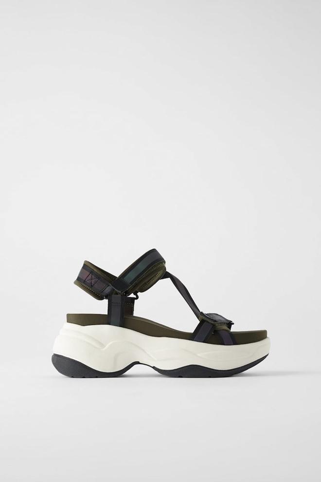 Sandalia con suela de plataforma, de Zara