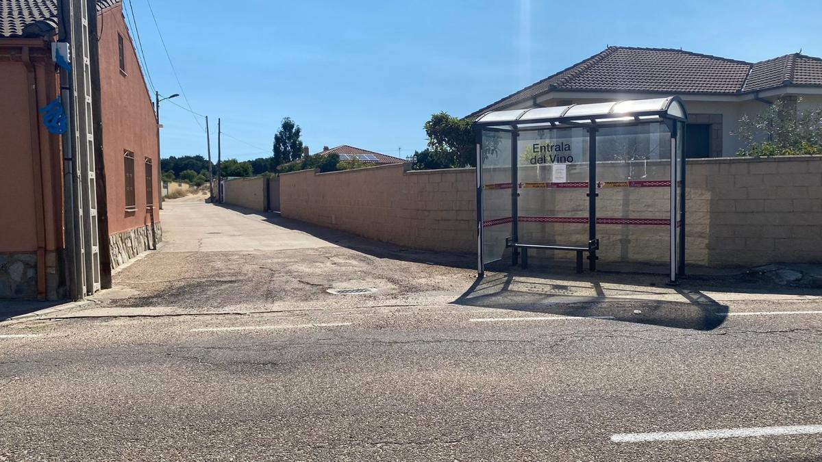 Vertidos de alquitrán en una calle de Entrala