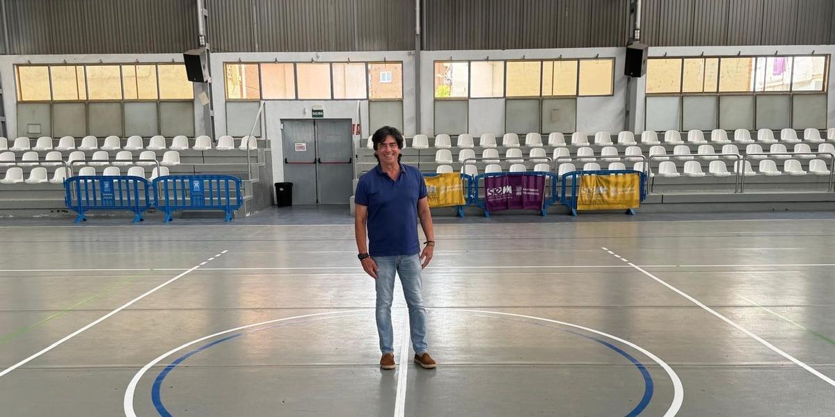 El concejal de Deportes de Almassora, Francisco Mertínez, en su visita a la Garrofera, uno de los recintods que han sido objeto de mejoras.