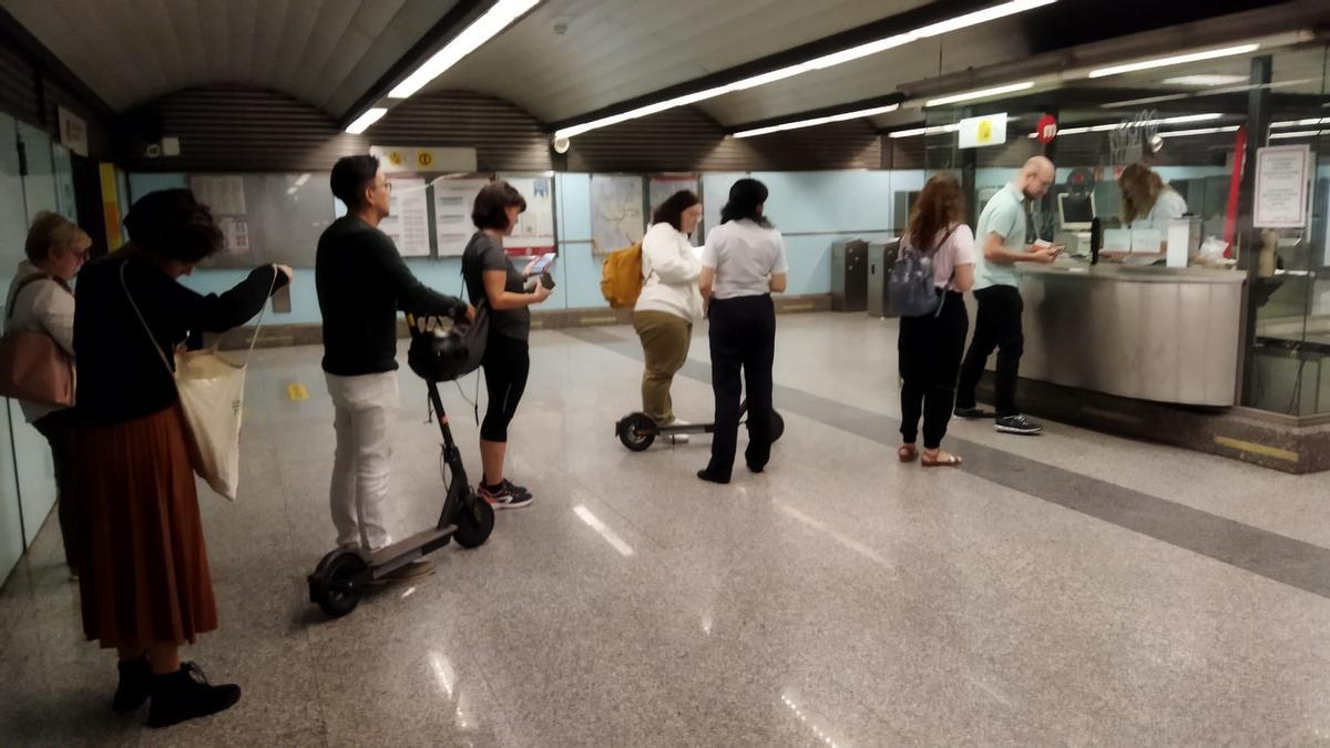 Usuarios recogiendo el Abono Temporal Joven Gratuito en València.