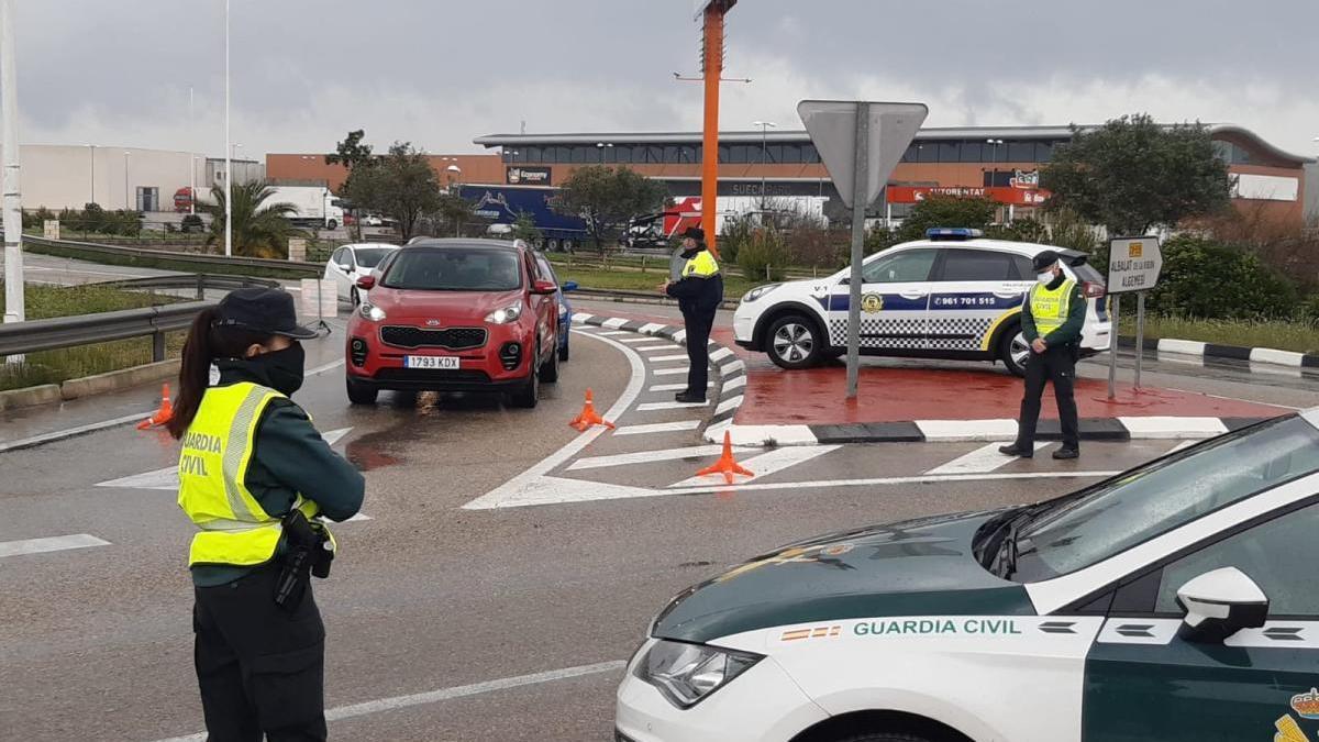 Control policial en los accesos a Sueca.