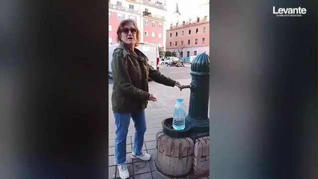 Susa Plaza rellenando garrafas en una fuente porque un fondo de inversión le cortó el agua hace un mes