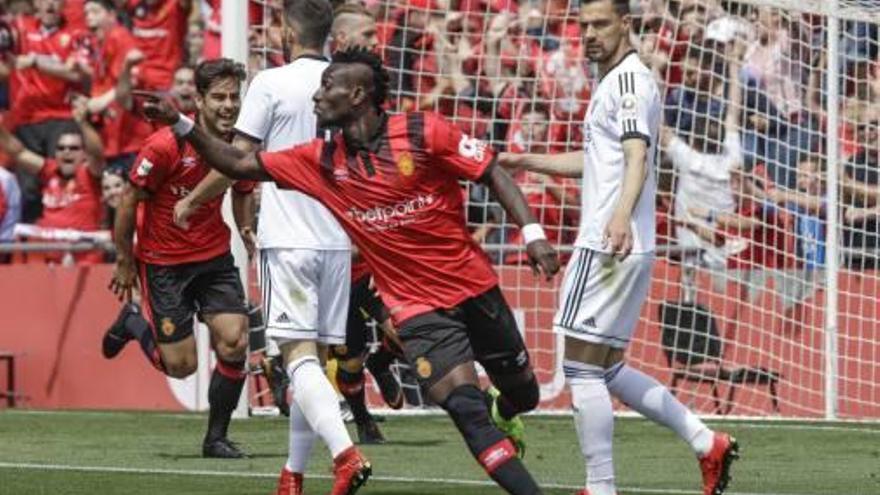 Lago Junior celebra el primer gol balear.