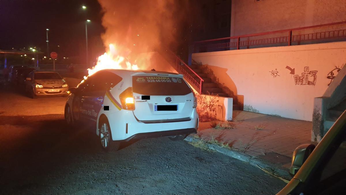 El taxi donde se produjo el incendio en la calle León de Vega de San José.