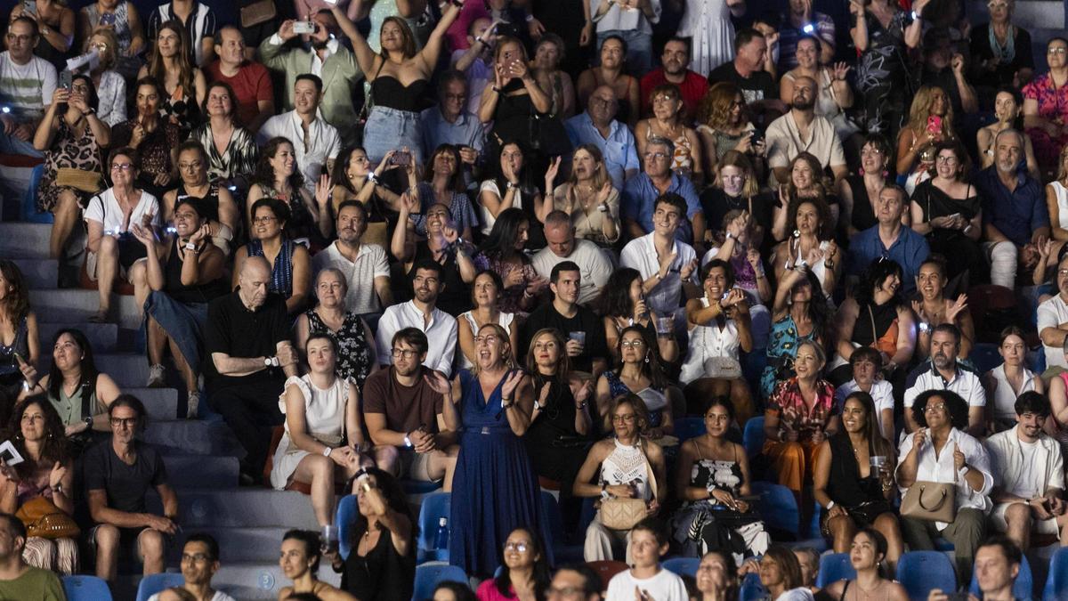 Público en las gradas del estadio Ciutat de València durante un concierto.