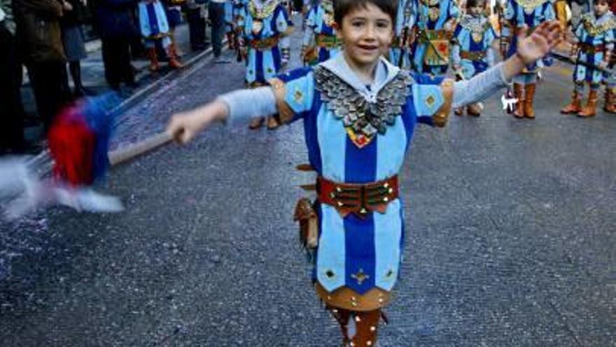 Los niños y niñas de las 28 filaes acaparan todo el protagonismo en el desfile de la segunda Diana que inicia la jornada dedicada al patrón, San Jorge.