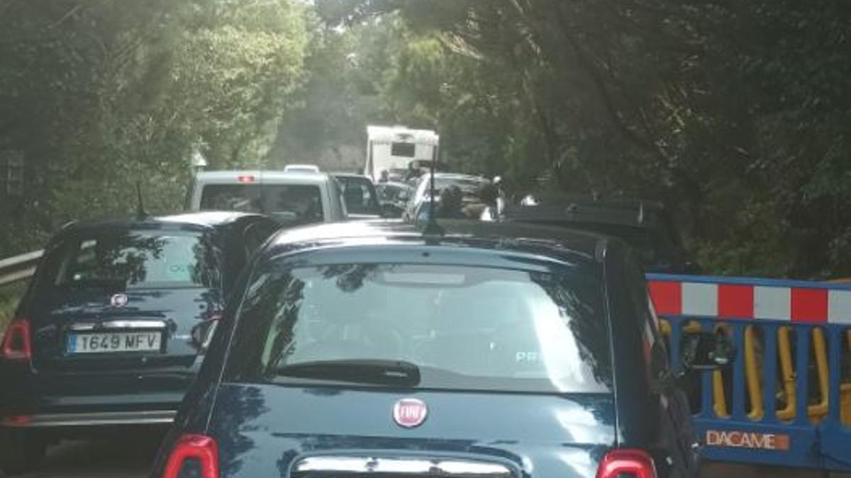 Los vecinos, hartos del caos en el tráfico en la carretera de Taganana.