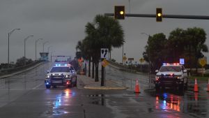 La policía bloquea el puente de acceso a la isla de St. Pete Beach, en Pasadena, Florida, ante la llegada del huracán Milton.
