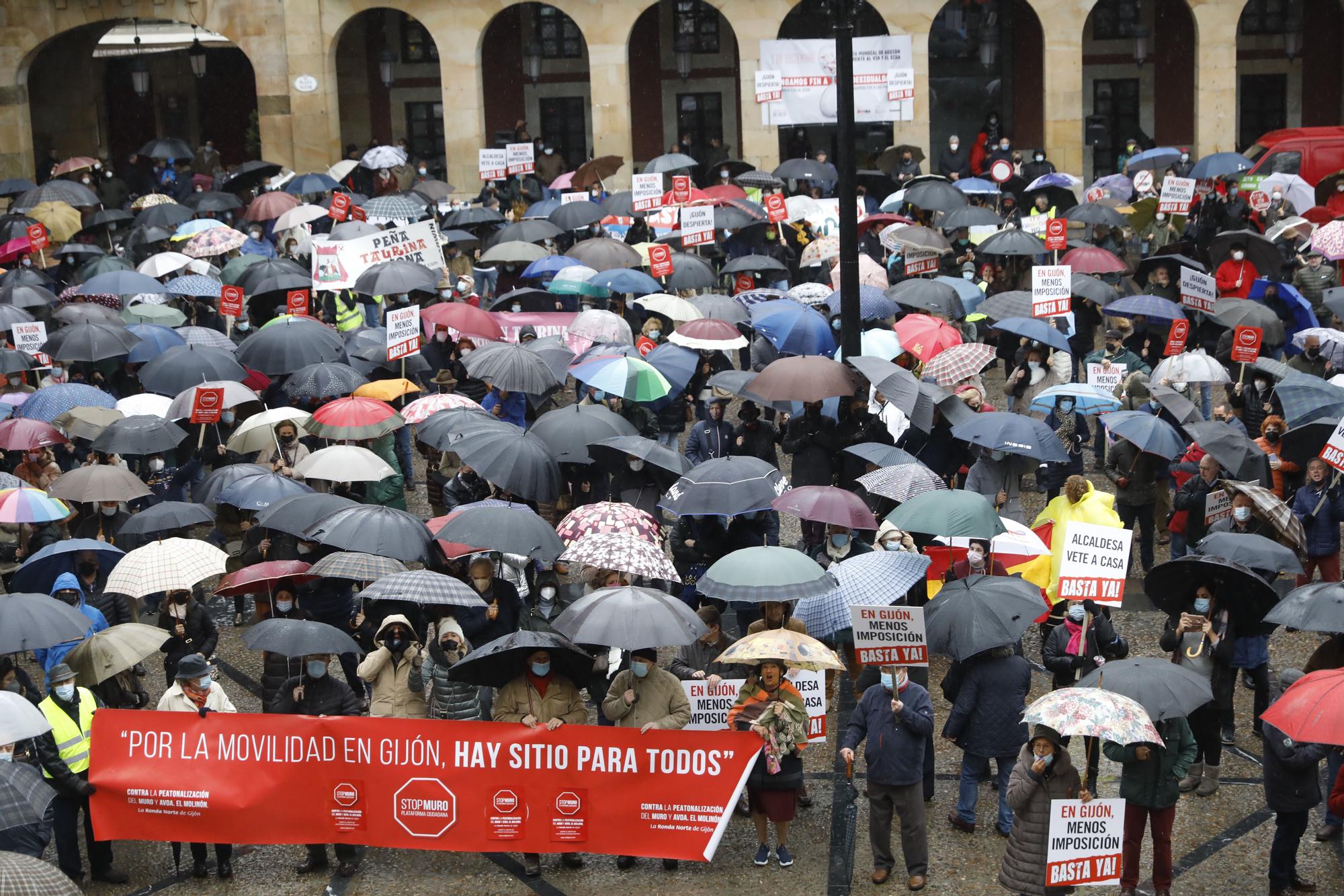 En imágenes: así fue la manifestación de ocho colectivos en la Plaza Mayor de Gijón