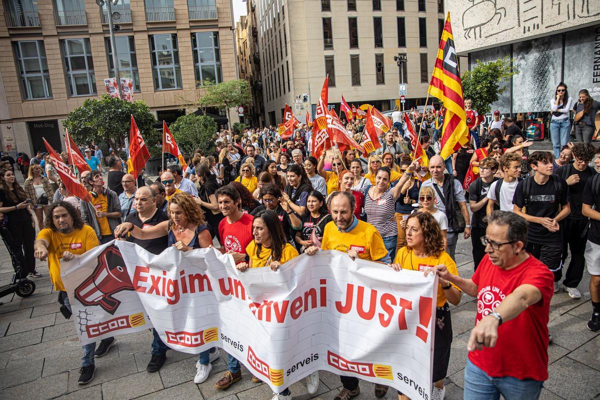 Manifestación de trabajadores del sector servicios para reclamar mejoras salariales y convenios justos, en Barcelona.