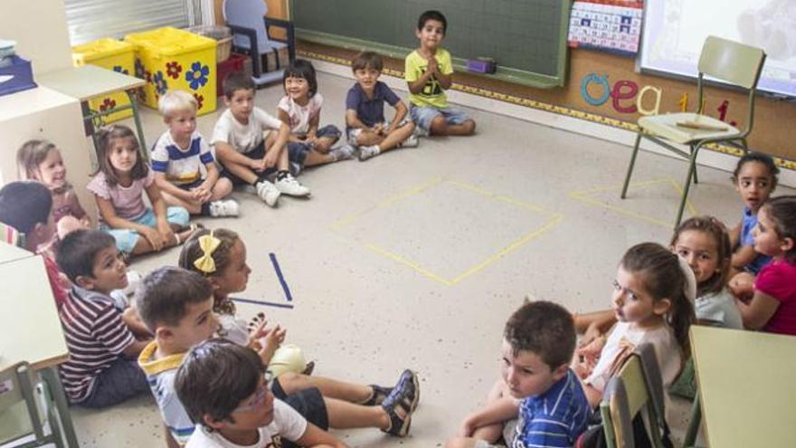 Alumnos del colegio Orobal, en el que el lunes se celebró la apertura oficial del curso escolar. | josé carlos guerra