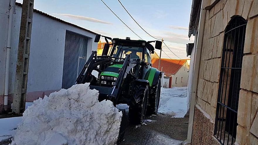 Un tractor retira nieve en San Miguel de la Ribera. | UPA