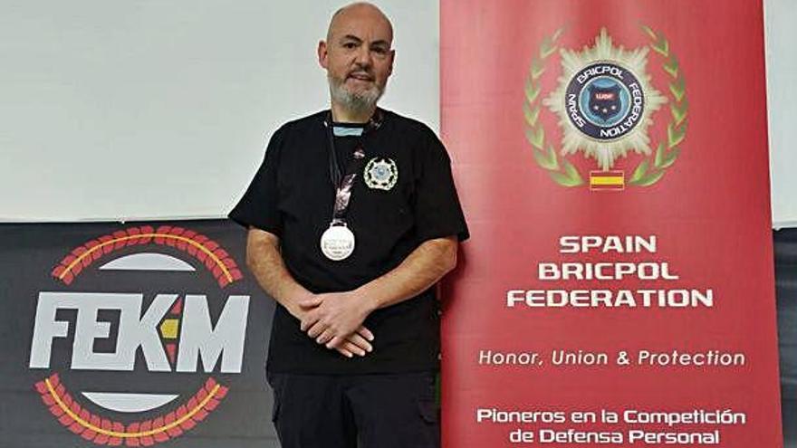 Fernando Melián Rodríguez posa con la medalla obtenida en la competición celebrada en León.