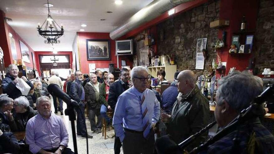 El grupo de amigos que se reúne semanalmente para cantar tonadas en la calle de La Fruta.