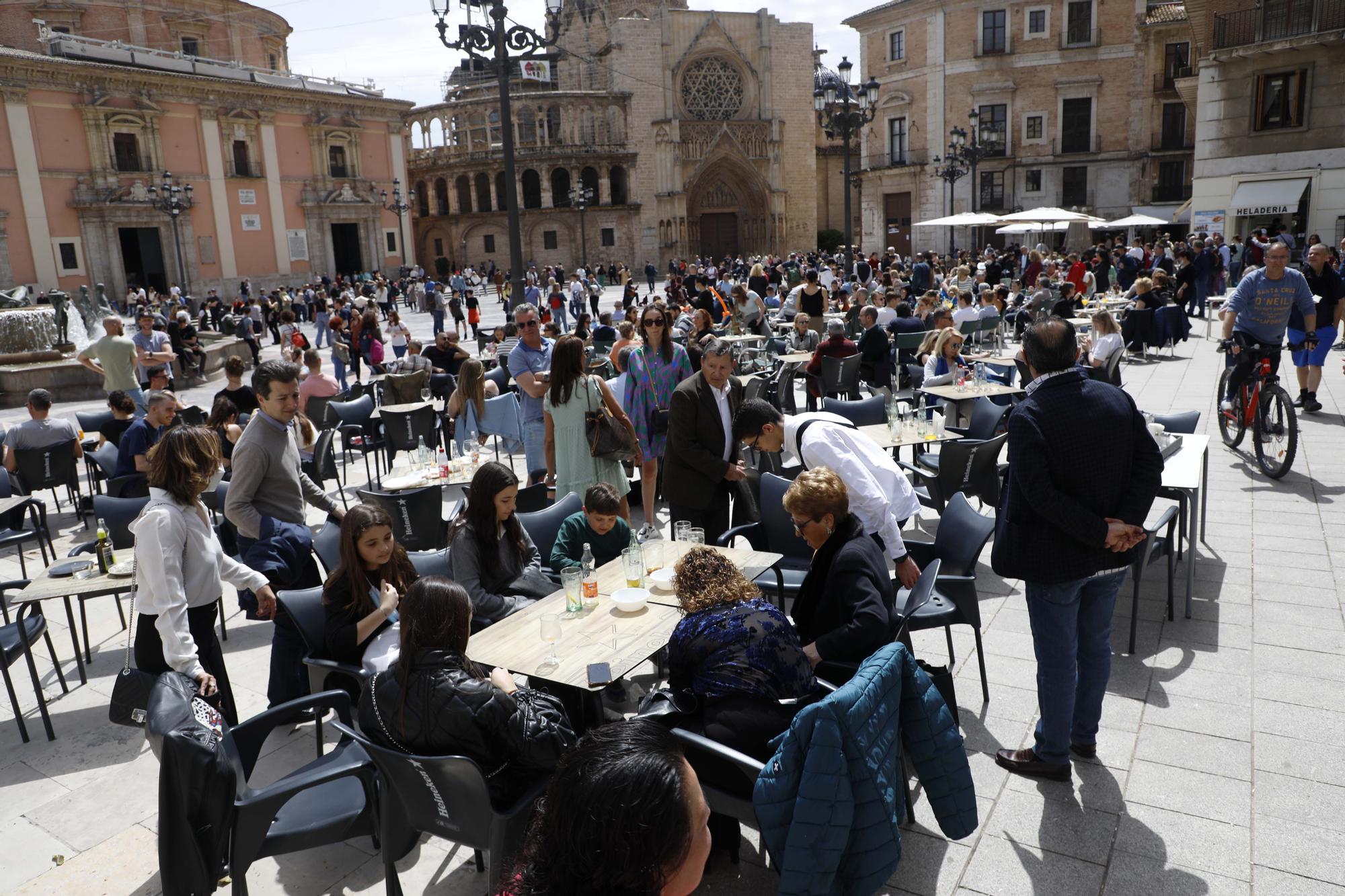 El buen tiempo y las vacaciones sacan a la gente a las calles de València