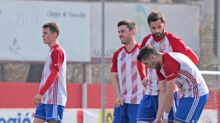 Els jugadors i tècnics del primer equip del CE Manresa han cobrat