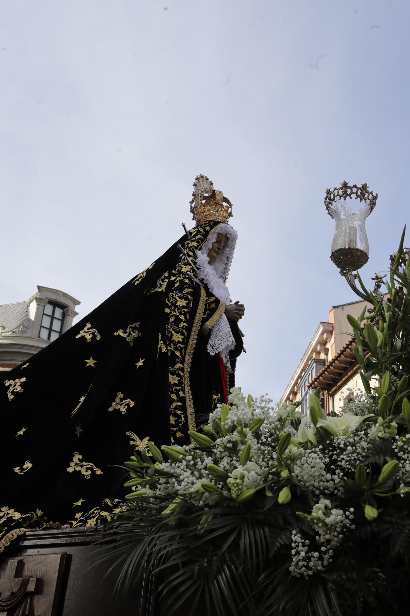 La procesión intergeneracional del Santo Entierro emociona Oviedo