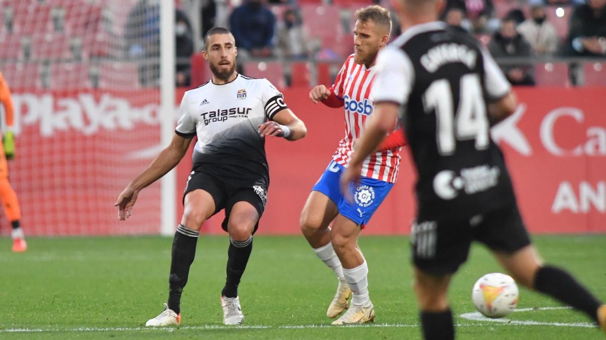 Andújar en una acción del partido