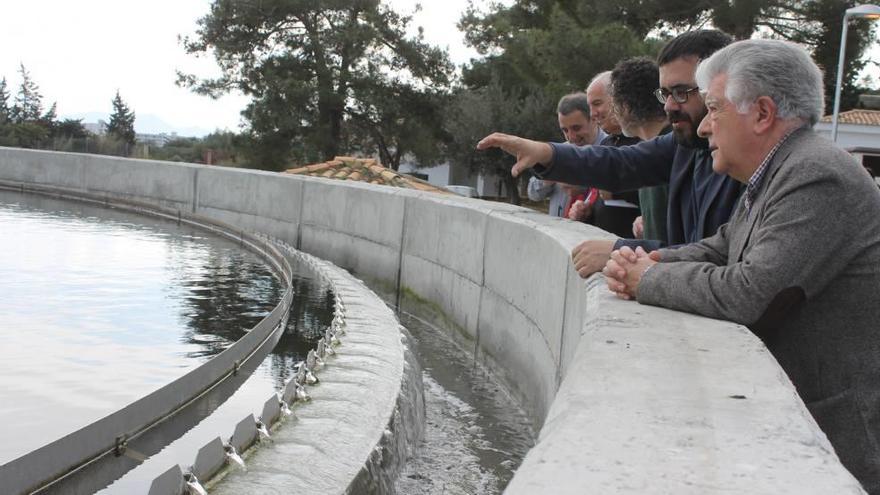 El alcalde de Alcúdia y el conseller observan el funcionamiento de la nueva instalación.