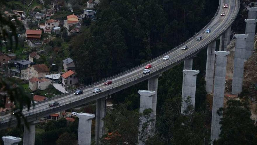 El tráfico atraviesa, en la tarde de ayer, el viaducto de A Moura, con los pilares de su ampliación. // G.N.